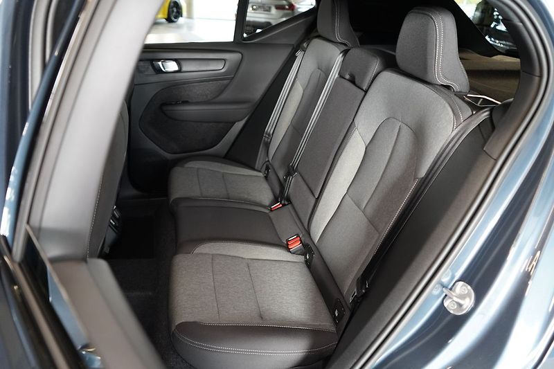 Volvo XC40 B3 Plus Dark, ACC, BLIS - fotka 41 z 43