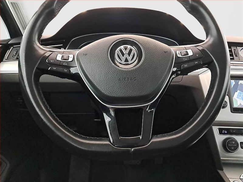 Volkswagen Passat (2015) 2.0 TDI, Automat, Navi - fotka 17 z 17