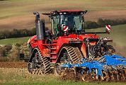 Pohled na traktor Quadtrac 715 zezadu.