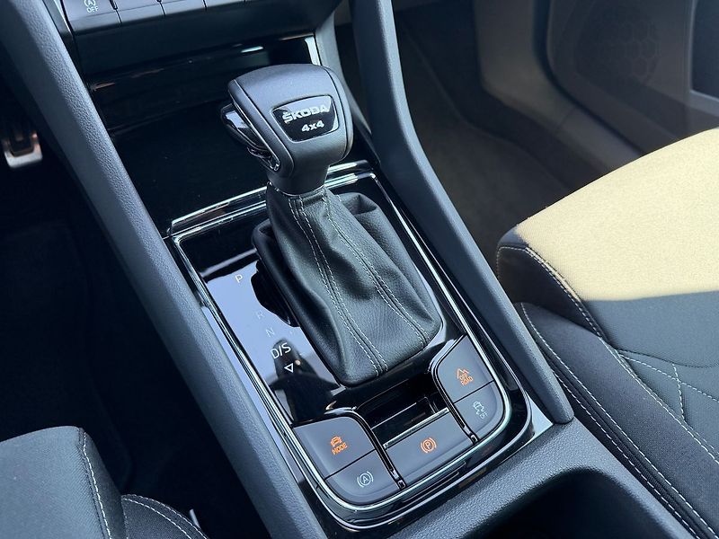 Škoda Karoq Sportline 2,0TDI 110kW DSG - fotka 10 z 19