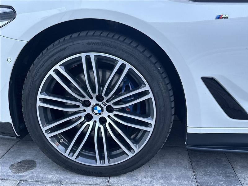 BMW Řada 5 3,0 530d 265PS  M Performance - fotka 45 z 54
