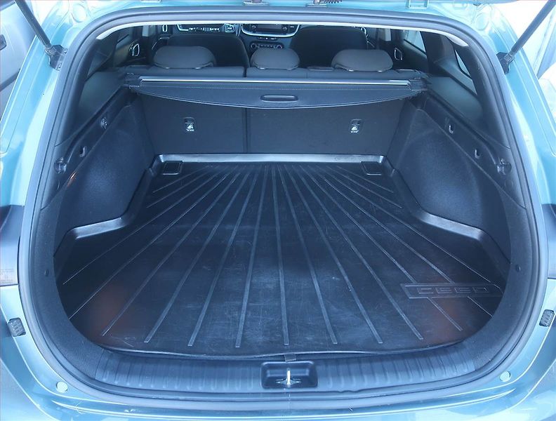 Kia Ceed (2022) Silver 1.5 T-GDI, Serv.kniha - fotka 14 z 16