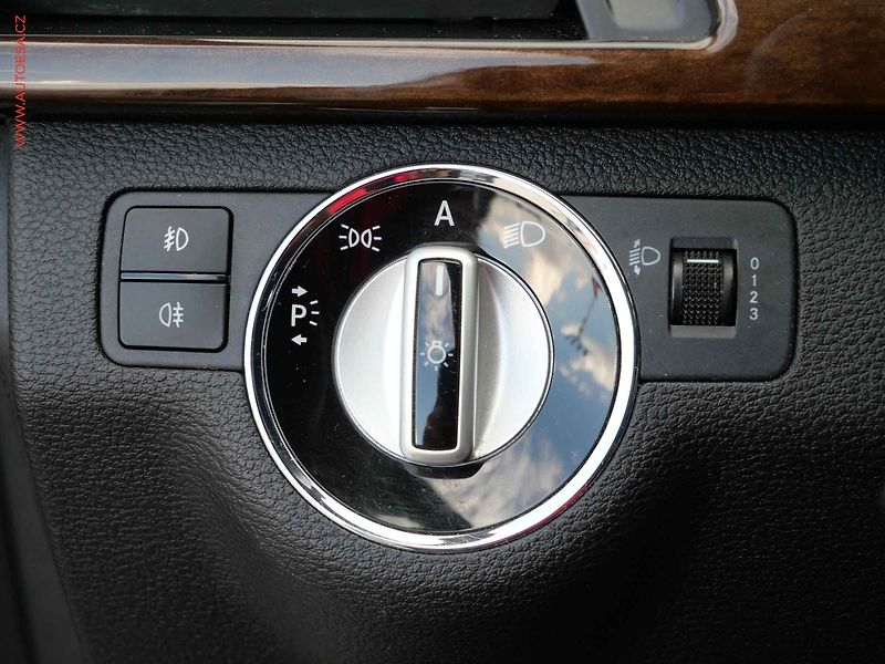 Mercedes-Benz Třídy E (2010) 1.8, AT, LED - fotka 12 z 22