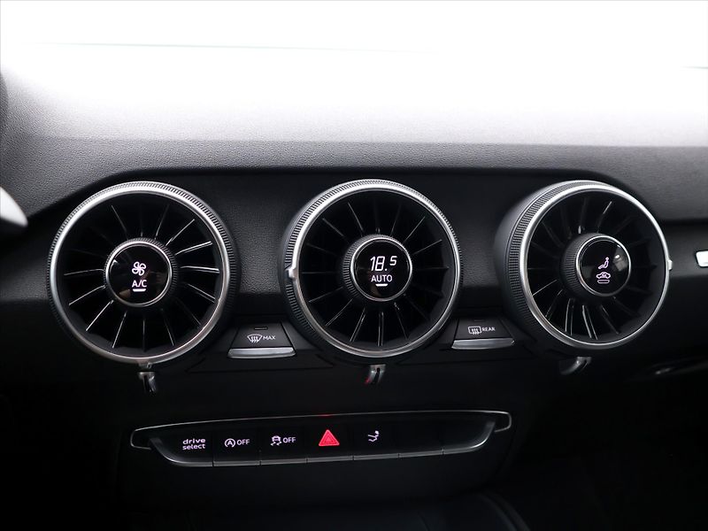 Audi TT 1,8 TFSI 132kW S-line 1.Maj - fotka 15 z 25