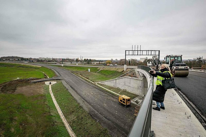Fototermín v rámci ukázky postupu stavby dálnice D1 Říkovice–Přerov, 14. listopadu 2025, Přerov.