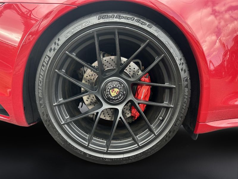Porsche 911 Carrera 4 GTS Coupe - fotka 13 z 28