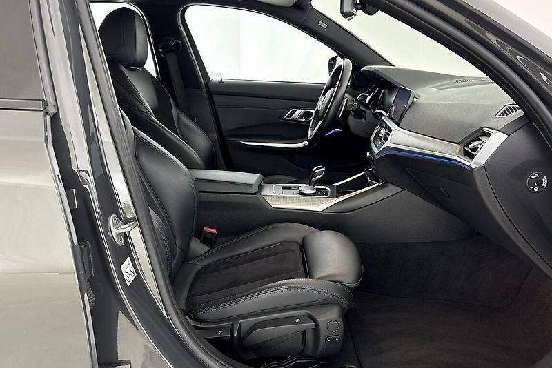 BMW Řada 3 330d xDrive - fotka 13 z 26