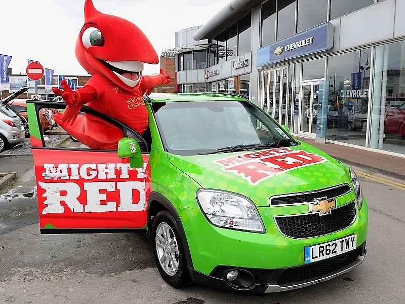 Mighty Red se svým novým vozem
