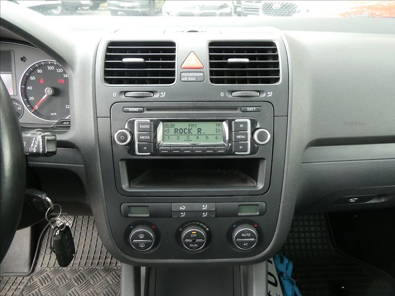 Volkswagen Golf 1,4 i16V serviska,ČR,2.majitel - fotka 28 z 49