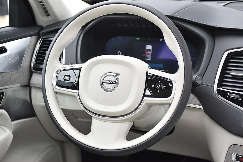 Volvo XC90 B5 AWD ULTIMATE 1.maj. B&W  - fotka 4 z 31