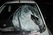 Odlétnutý led zasáhl projíždějící auto, řidička skončila v nemocnici.