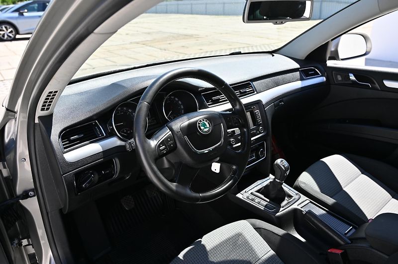 Škoda Superb 2.0TDI 103KW Ambition 9/2012 - fotka 26 z 38