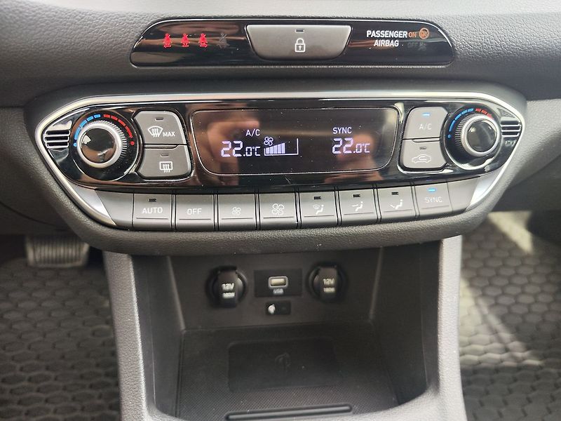 Hyundai i30 1.0 T-GDI/88kW Smart Navi DCT - fotka 20 z 33