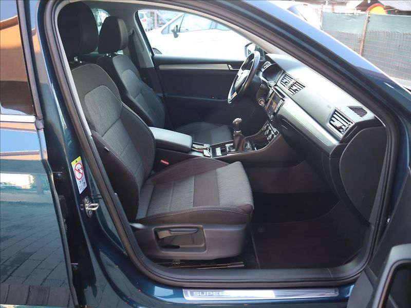 Škoda Superb 2,0 TDi, Kessy, FrontAssist, P - fotka 31 z 40