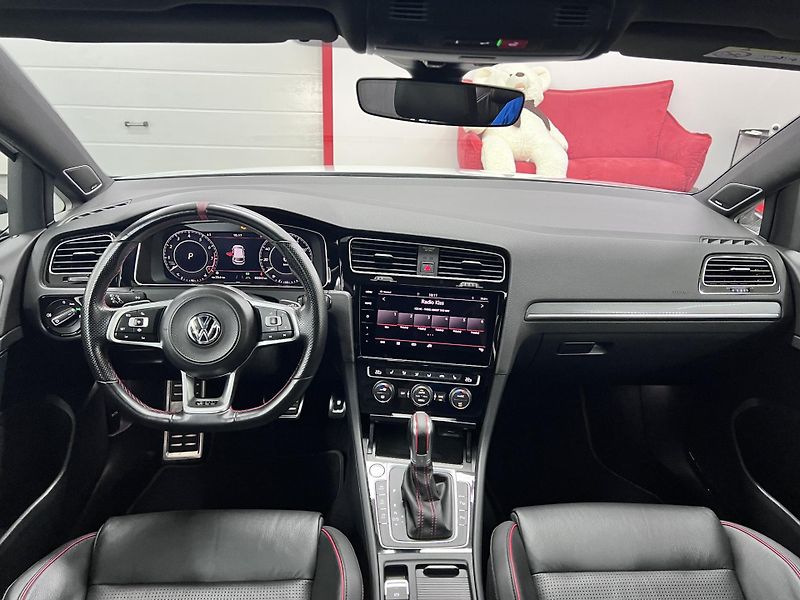 Volkswagen Golf GTI TCR, 2.0 TSI 213 kW - fotka 20 z 46