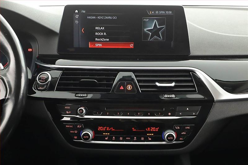 BMW Řada 5 (2017) 530d xDrive, 4X4, Automat - fotka 9 z 21