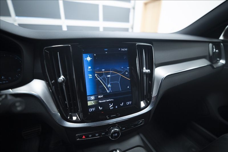 Volvo V60 2,0 D4 R-DESIGN NAVI KAMERA ČR - fotka 22 z 40