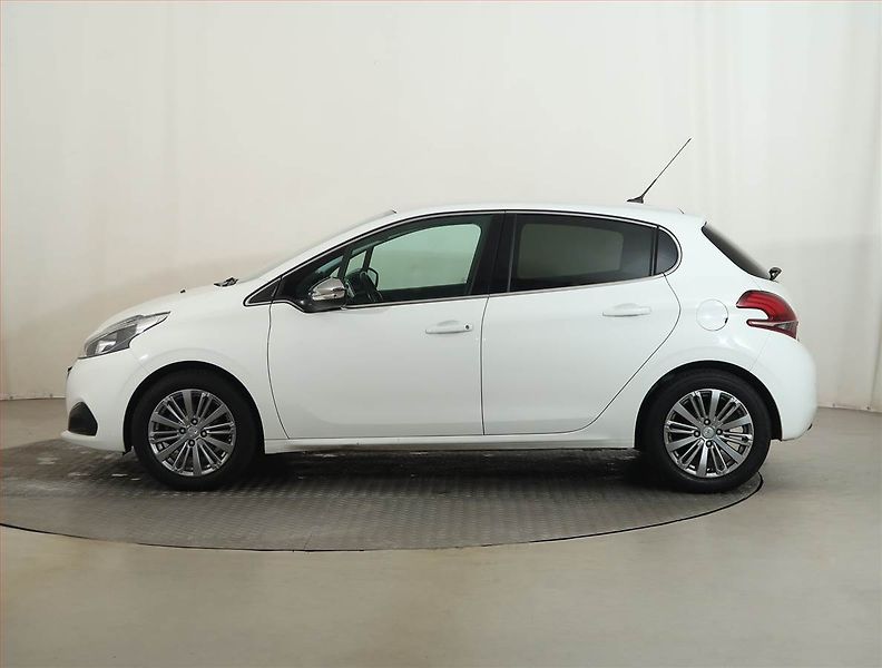 Peugeot 208 (2017) Allure 1.2 PureTech - fotka 3 z 15