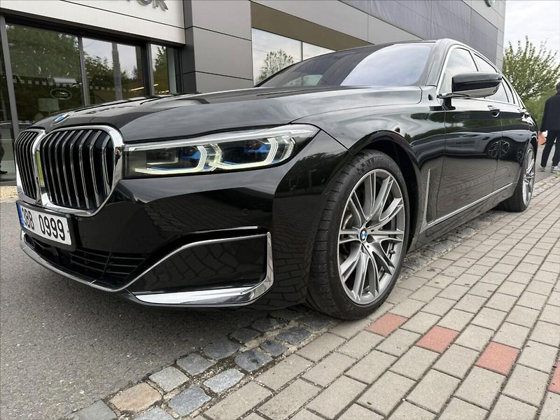 BMW Řada 7 3,0 xDrive 740d - fotka 2 z 39