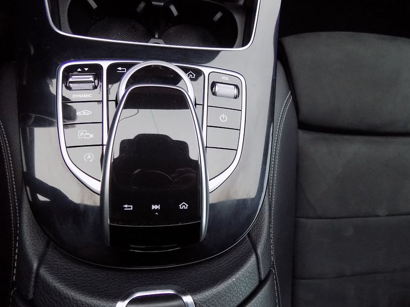 Mercedes-Benz Třídy E (2018) 350d/AMG Line/4-Matic/LED/ - fotka 40 z 45