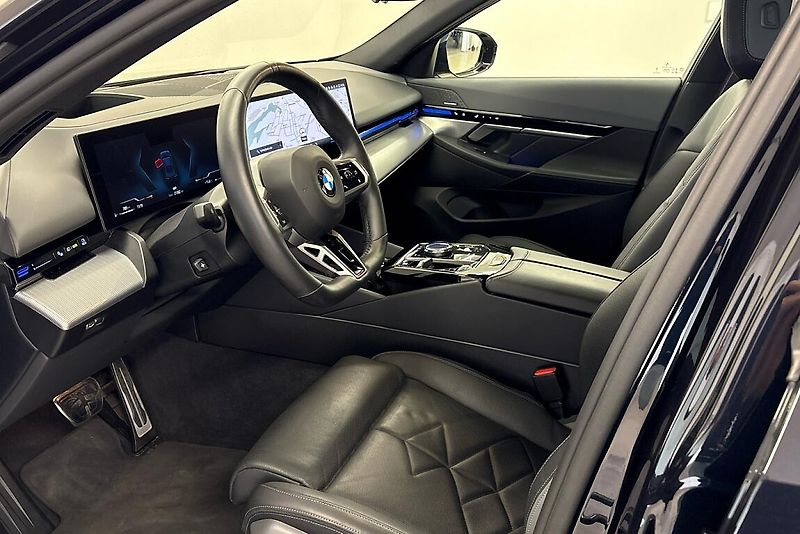 BMW Řada 5 540d xDrive Touring - fotka 7 z 13