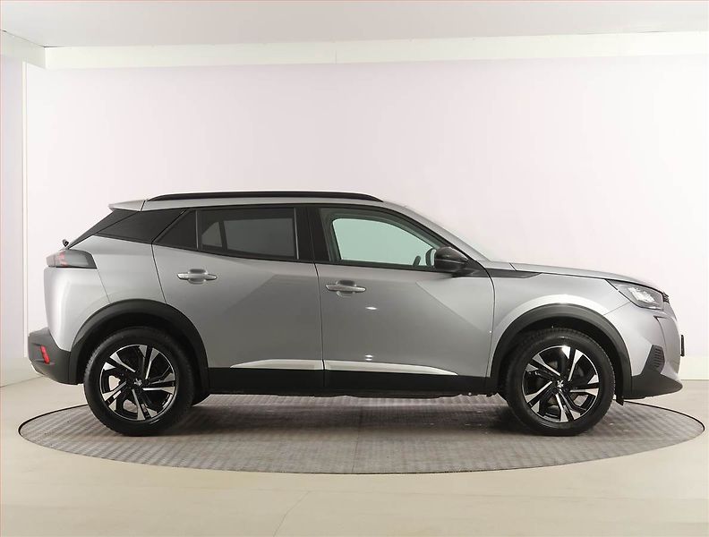 Peugeot 2008 (2022) Allure 1.2 PureTech, Automat - fotka 6 z 25