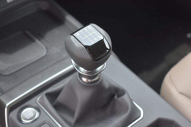Hlavice páky pro řazení je zajímavě tvarovaná., zdroj: Deník/Radek Pecák