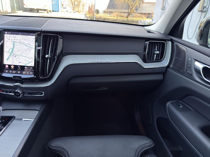 Volvo XC60 T8 AWD RECH.*ULTRA DARK + kola - fotka 28 z 62
