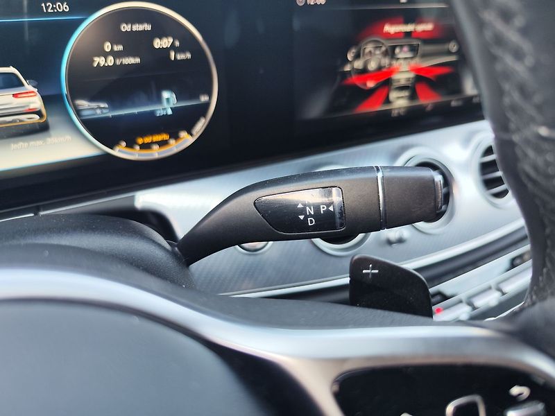 Mercedes-Benz Třídy E E220d/143kW 4MATIC All-Terrain - fotka 31 z 37