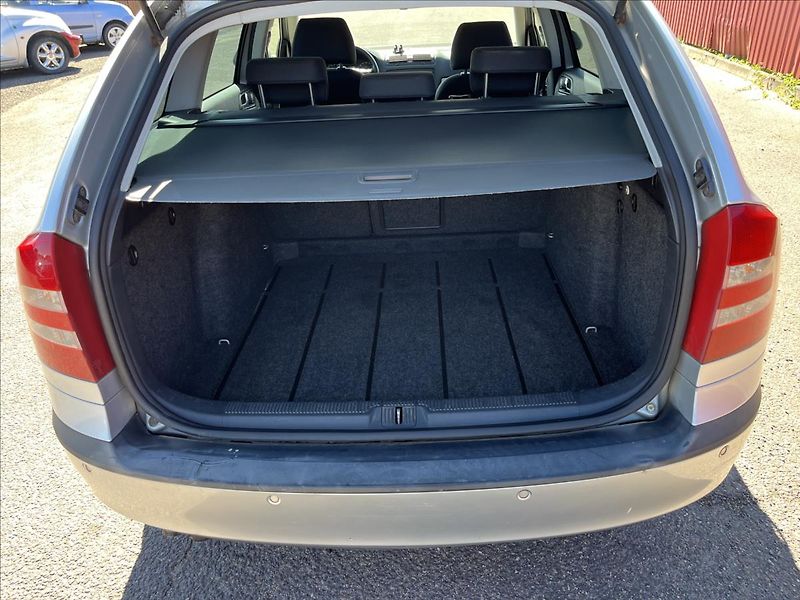 Škoda Octavia 2,0 TDi 103KW TAŽNÉ STK 7/2027 - fotka 29 z 32