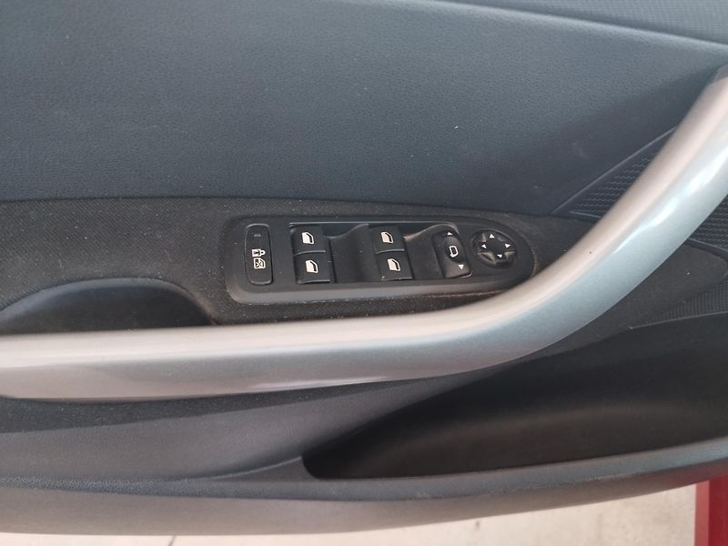 Peugeot 308 (2010) 1,6HDI,80KW,7MÍST,PANOR,SER.KN - fotka 18 z 31