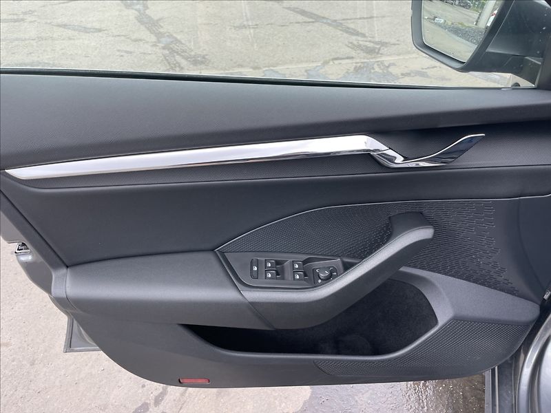 Škoda Octavia 2,0 TDI DSG Combi Style TAŽNÉ - fotka 14 z 23