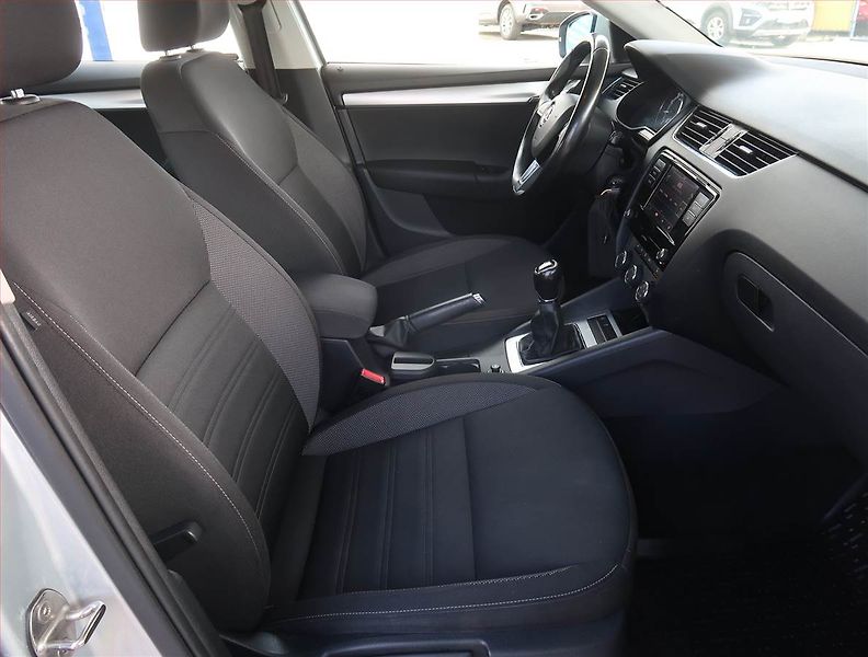 Škoda Octavia (2018) Ambition Plus 1.0 TSI - fotka 9 z 18