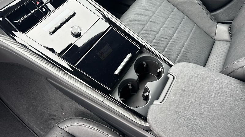 Porsche Panamera 4 E-Hybrid - fotka 22 z 30