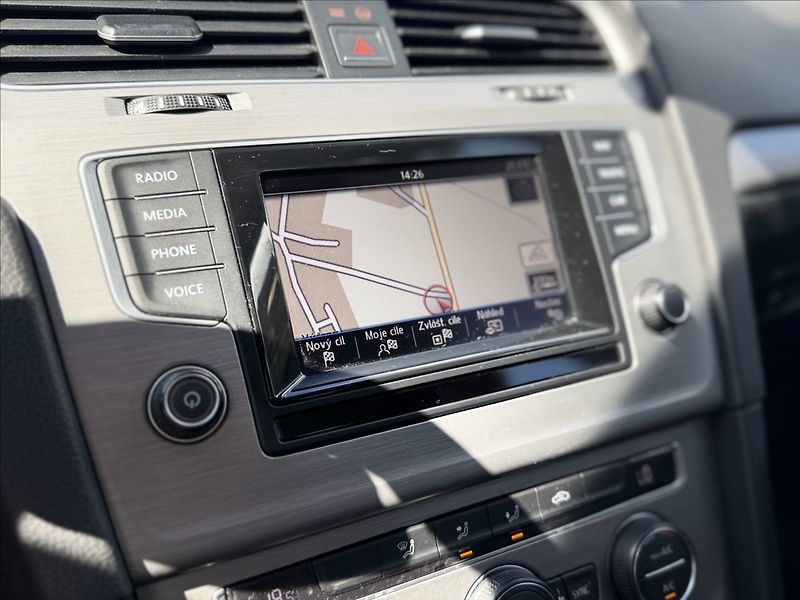 Volkswagen Golf 1,6 TDI NAVIGACE +SADA ALU KOL - fotka 15 z 25