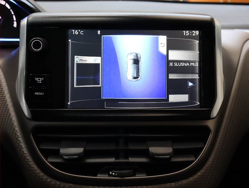 Peugeot 2008 (2013) 1.6 e-HDi, Automat, Navi - fotka 12 z 22