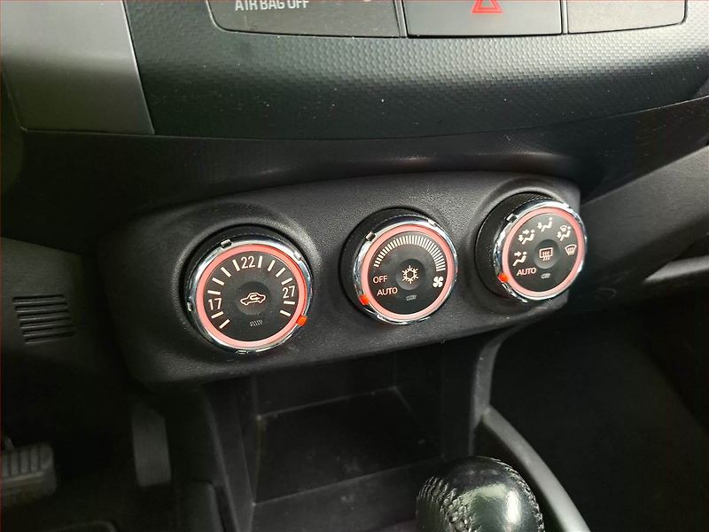 Mitsubishi Outlander (2011) 2.2 DI-D, 4X4, Automat - fotka 15 z 16