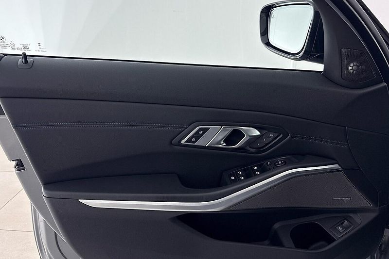 BMW Řada 3 řady 3 | 330d xDrive - fotka 16 z 27