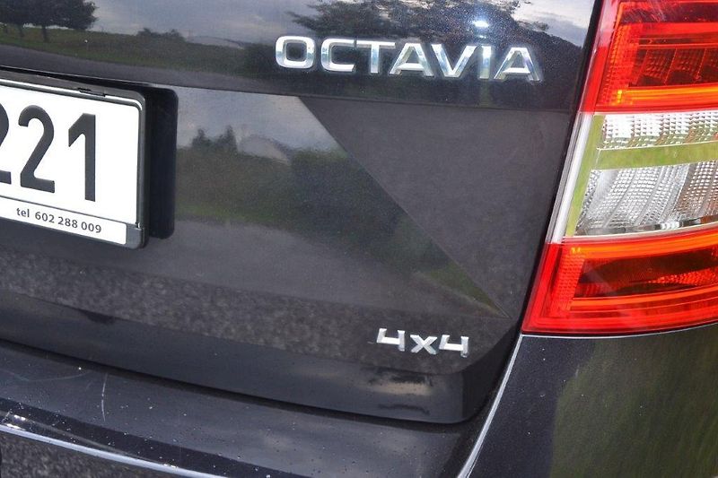 Škoda Octavia combi4x4 110 kW DSG Black line - fotka 7 z 42