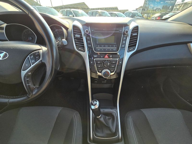 Hyundai i30 (2016) 1.6 CRDi ,nové CZ ,serviska - fotka 15 z 24