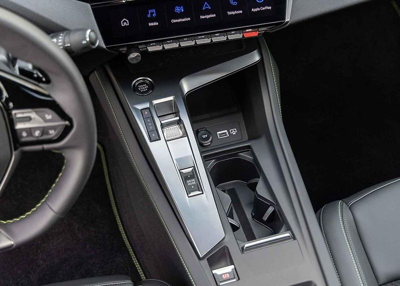 Peugeot 408 je solidně prostorný rodinný vůz s atraktivním vzhledem