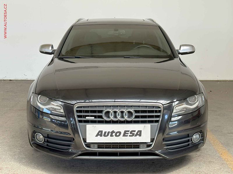 Audi A4 (2010) 2.0 TDi, S-line, bixen, +ALU - fotka 2 z 19