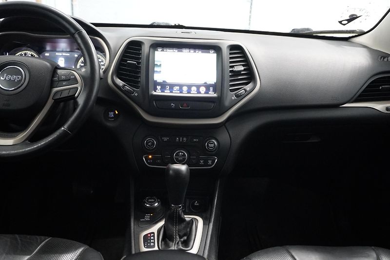 Jeep Cherokee 3,2I V6 LIMITED 4X4 AUT. - fotka 22 z 30
