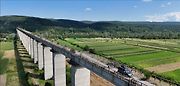 Dědek a vnuci na tripu v Rumunsku. Viadukt Topolog opuštěný železniční most v Rumunsku kde nikdy nejel vlak.