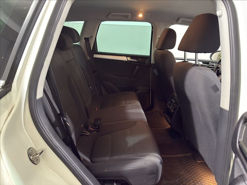 Volkswagen Touareg 3,0   TDI PO ROZVODECH ACC 360 - fotka 22 z 28