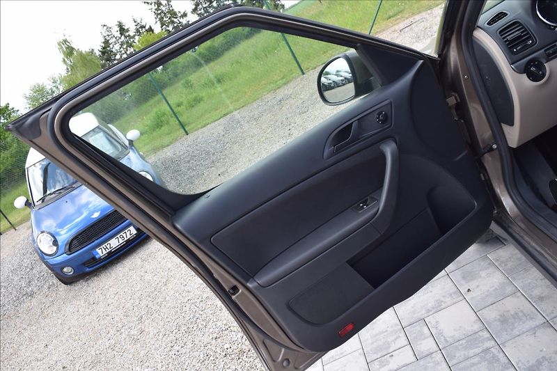 Škoda Yeti 1,2 TSI 77KW PO SERVISE - fotka 28 z 45