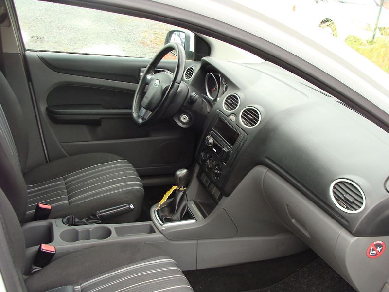 Ford Focus 1.6i, 74 kW, klimatizace - fotka 13 z 24