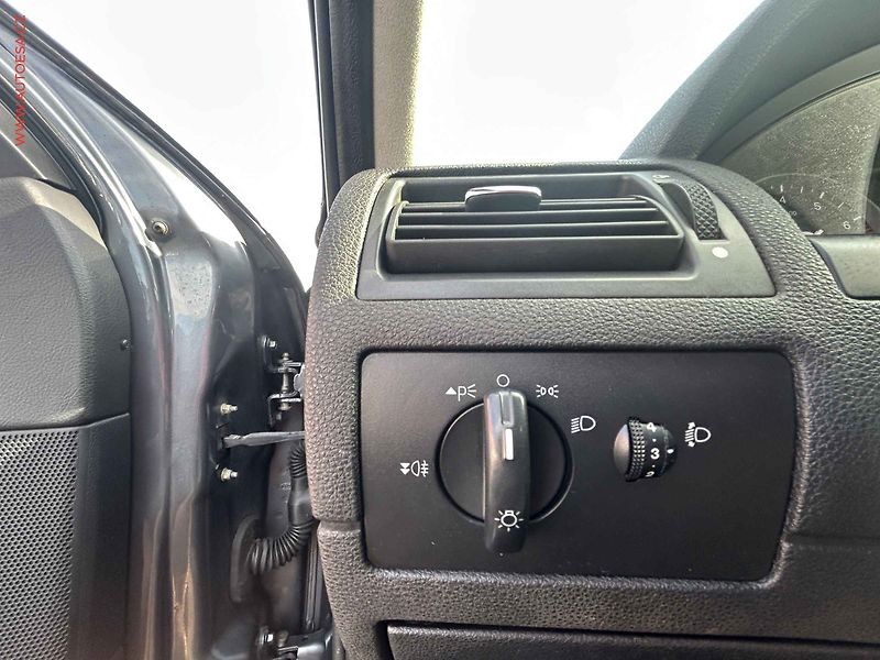 Ford Mondeo (2004) 1.8 16V, AC, výhřev sed - fotka 13 z 16