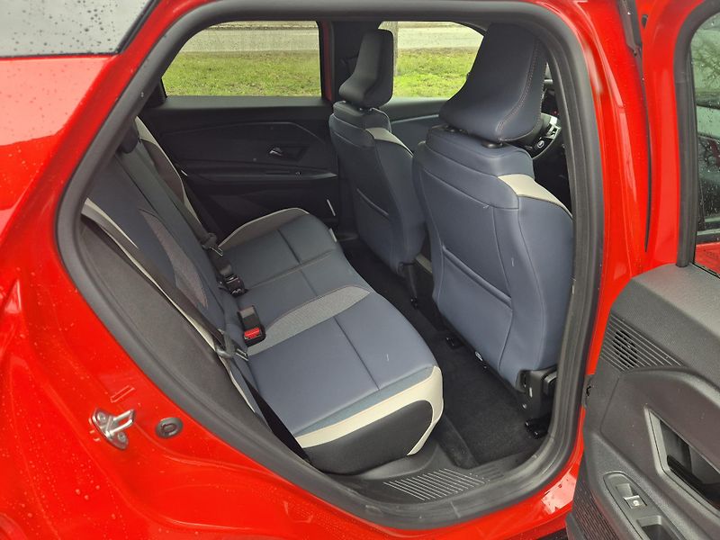 Nissan Micra (2026) EVOLVE 52kWh 150k - fotka 23 z 28