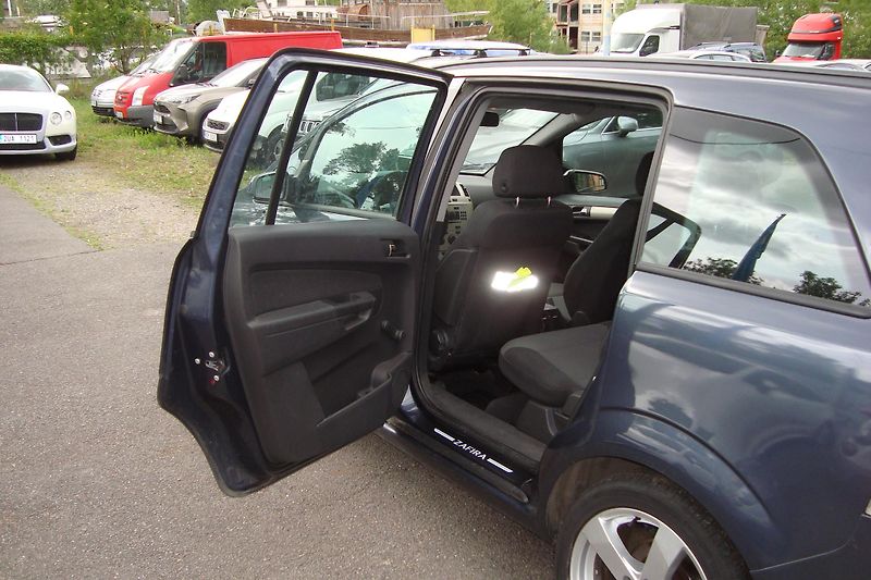 Opel Zafira (2008) 1.9 CDTi,7-M,2.Maj.S.Kn.STK 28 - fotka 23 z 50